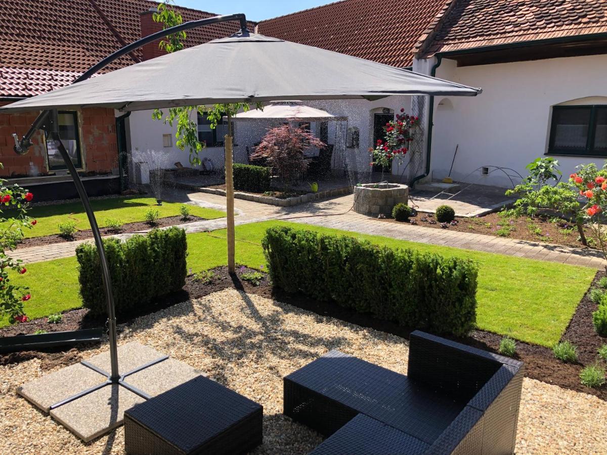 Ferienwohnungen Und Appartements Im Idyllischen Vierkanthof, Gruppenurlaube 로이페어스도르프 바이 퓌르스텐펠트 외부 사진