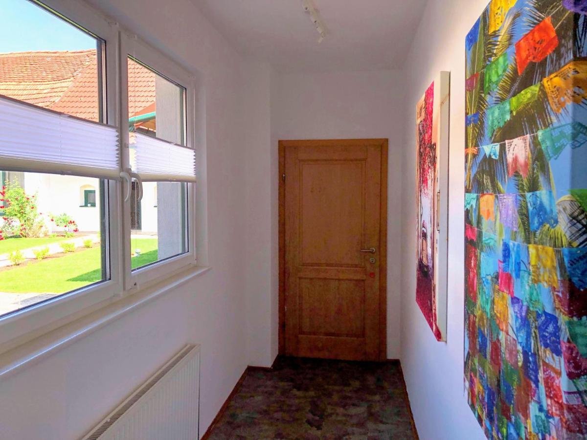 Ferienwohnungen Und Appartements Im Idyllischen Vierkanthof, Gruppenurlaube 로이페어스도르프 바이 퓌르스텐펠트 외부 사진